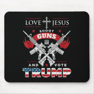 Liebe Jesus. Schießpistolen. Und wählen Sie Trump Mousepad
