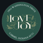 Liebe & Joy Green Christmas Return Address Label Runder Aufkleber<br><div class="desc">Mit diesem eleganten Rücksendeetikett mit "Liebe und Freude" in handgeschriebener Schrift,  die mit handgezeichneten Kiefernbäumen geschmückt ist,  legen Sie die Touchs auf Ihre Urlaubskarten und Einladungen. Passen Sie es an,  um die Hintergrundfarbe zu ändern!</div>