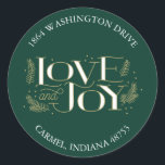Liebe & Joy Green Christmas Return Address Label Runder Aufkleber<br><div class="desc">Mit diesem eleganten Rücksendeetikett mit "Liebe und Freude" in handgeschriebener Schrift,  die mit handgezeichneten Kiefernbäumen geschmückt ist,  legen Sie die Touchs auf Ihre Urlaubskarten und Einladungen. Passen Sie es an,  um die Hintergrundfarbe zu ändern!</div>