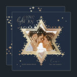 Liebe Joy Lago Maggiore Feiertagskarte<br><div class="desc">Eleganter Hanukkah-Stern von David Foto Hanukkah-Karte mit einem eleganten Typografie-Design "Liebe Joy Light" in Imitat Gold. Die glühenden Goldstars schaffen den Stern von David mit einem Foto-Platzhalter, der in den Stern von David platziert wird. Auf der Rückseite befindet sich ein eleganter, funkelnder Stern von David Design. Kunst von Moodthology Papery....</div>