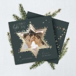 Liebe Joy Lago Maggiore Feiertagskarte<br><div class="desc">Eleganter Hanukkah-Stern von David Foto Hanukkah-Karte mit einem eleganten Typografie-Design "Liebe Joy Light" in Imitat Gold. Die glühenden Goldstars schaffen den Stern von David mit einem Foto-Platzhalter, der in den Stern von David platziert wird. Auf der Rückseite befindet sich ein eleganter, funkelnder Stern von David Design. Kunst von Moodthology Papery....</div>