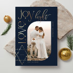 Liebe Joy Light Star von David Happy Hanukah Foto Feiertagskarte<br><div class="desc">Elegante Hanukkah-Fotokarte mit elegantem Typografie-Design "Liebe Joy Light" in Imitaten,  vergoldet um einen Bogen Foto Rahmen. Die glühenden goldenen Sterne schaffen den Stern von David. Auf der Rückseite befindet sich ein eleganter,  funkelnder Stern aus David-Muster. Kunst von Moodthology Papery.</div>