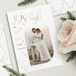 Liebe Joy Light Star von David Happy Hanukah Foto Feiertagskarte<br><div class="desc">Elegante Hanukkah-Fotokarte mit elegantem Typografie-Design "Liebe Joy Light" in Imitaten,  vergoldet um einen Bogen Foto Rahmen. Die glühenden goldenen Sterne schaffen den Stern von David. Auf der Rückseite befindet sich ein eleganter,  funkelnder Stern aus David-Muster. Kunst von Moodthology Papery.</div>