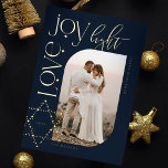 Liebe Joy Light Star von David Happy Hanukah Foto Folien Feiertagskarte<br><div class="desc">Elegante Hanukkah-Fotokarte mit elegantem Typografie-Design "Liebe Joy Light" in goldener Umhüllung um ein bogenförmiges Foto. Die glänzenden goldenen Sterne der Rose schaffen den Stern von David. Auf der Rückseite befindet sich ein eleganter,  funkelnder Stern aus David-Muster. Kunst von Moodthology Papery.</div>