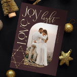 Liebe Joy Light Star von David Happy Hanukah Foto Folien Feiertagskarte<br><div class="desc">Elegante Hanukkah-Fotokarte mit elegantem Typografie-Design "Liebe Joy Light" in goldener Umhüllung um ein bogenförmiges Foto. Die glänzenden goldenen Sterne der Rose schaffen den Stern von David. Auf der Rückseite befindet sich ein eleganter,  funkelnder Stern aus David-Muster. Kunst von Moodthology Papery.</div>