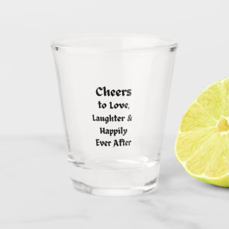 Liebe jubeln, lachen, glücklich immer nach einem schnapsglas
