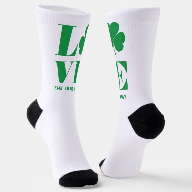 Liebe Kleeblatt Kleiner Text in der irischen Schri Socken (Gewinkelt)