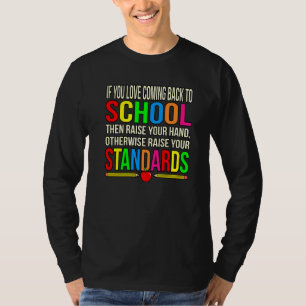 Liebe kommt zurück zur Schule Schüler Lehrer Erste T-Shirt
