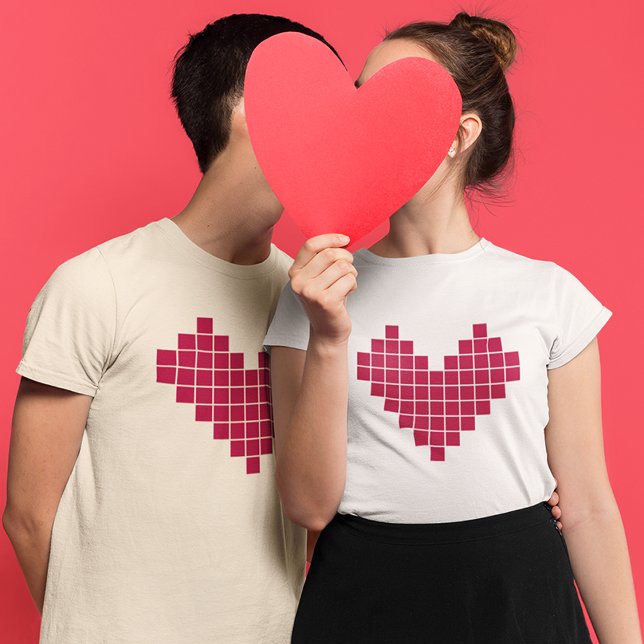 Liebe küsst T-Shirt (Couples hiding behind hearten and kissing)