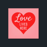 Liebe lebt hier leinwanddruck<br><div class="desc">Eine optimistische Nachricht,  die "Liebe lebt hier" sagt. Rot und Rosa,  mit einem großen Herz als Hauptmotiv. Unterschreiben Sie für eine glückliche Zuhause.</div>