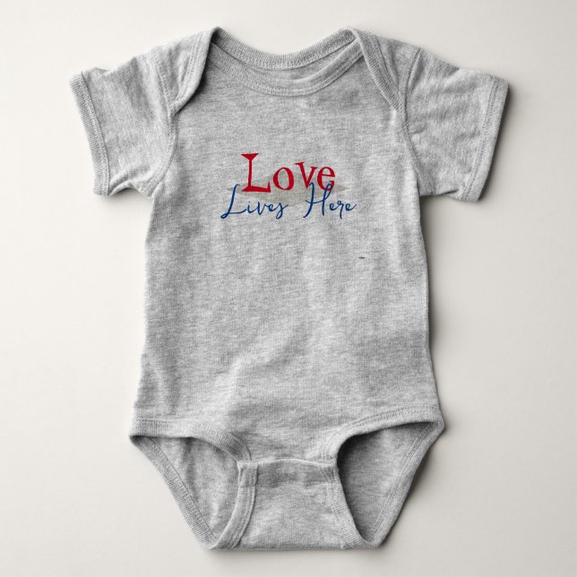 Liebe lebt hier Säugling T - Shirt HAMbyWG (Vorderseite)