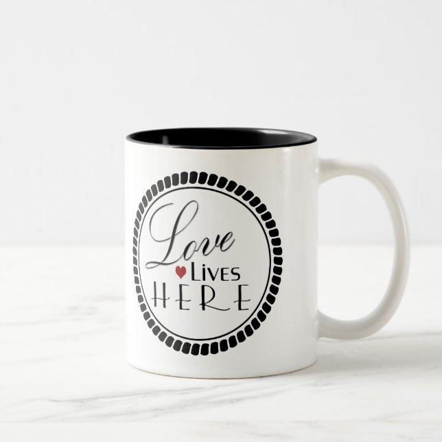 Liebe lebt hier Typografie Zweifarbige Tasse (Rechts)