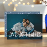 Liebe, Licht und Gitter | Hanukkah-Foto Feiertagskarte<br><div class="desc">Niedliche und lichtdurchflutete Hanukkah-Fotokarte mit ihrem beliebten waagerechten oder landschaftsorientierten Foto mit "Liebe,  Licht,  Gitter" überlagert in weißer Schrift,  die mit David-Stars besticht. Personalisieren Sie mit Ihrem Hanukka Gruß,  Namen und das Jahr darunter. Karten kehren zu einem Muster von Schnee und Sternen zurück.</div>