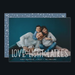 Liebe, Licht und Gitter | Hanukkah-Foto Feiertagskarte<br><div class="desc">Niedliche und lichtdurchflutete Hanukkah-Fotokarte mit ihrem beliebten waagerechten oder landschaftsorientierten Foto mit "Liebe,  Licht,  Gitter" überlagert in weißer Schrift,  die mit David-Stars besticht. Personalisieren Sie mit Ihrem Hanukka Gruß,  Namen und das Jahr darunter. Karten kehren zu einem Muster von Schnee und Sternen zurück.</div>