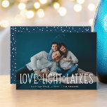Liebe, Licht und Gitter | Hanukkah-Fotokarte Feiertagskarte<br><div class="desc">Niedliche und lichtdurchflutete Hanukkah-Fotokarte mit ihrem beliebten waagerechten oder landschaftsorientierten Foto mit "Liebe,  Licht,  Gitter" überlagert in weißer Schrift,  die mit David-Stars besticht. Personalisieren Sie mit Ihrem Hanukka Gruß,  Namen und das Jahr darunter. Karten kehren zu einem Muster von Schnee und Sternen auf dunkelblau zurück.</div>