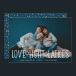 Liebe, Licht und Gitter | Hanukkah-Fotokarte Feiertagskarte<br><div class="desc">Niedliche und lichtdurchflutete Hanukkah-Fotokarte mit ihrem beliebten waagerechten oder landschaftsorientierten Foto mit "Liebe,  Licht,  Gitter" überlagert in weißer Schrift,  die mit David-Stars besticht. Personalisieren Sie mit Ihrem Hanukka Gruß,  Namen und das Jahr darunter. Karten kehren zu einem Muster von Schnee und Sternen auf dunkelblau zurück.</div>