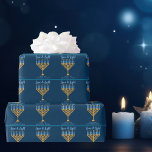 Liebe & Light Blue Gold Menorah Hanukkah Party Geschenkpapier<br><div class="desc">Niedliche Liebe und leichte Hanukkah Packpapier für eine jüdische Familie mit Chanukah Party mit Synagoge. Personalisieren Sie mit Ihrem eigenen Nachnamen oder Gruppeninformationen in blau unter der hübschen blauen und goldenen Menorah.</div>