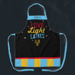 Liebe Light Latkes Black Hanukkah Funny Quote Schü Schürze<br><div class="desc">Liebe Light Latkes Black Hanukkah Funny Quote Schürze ist völlig Hipster cool! Dieses farbenfrohe, humorvolle Sprichwort zeichnet sich wirklich durch den schwarzen Sternennachts-Hintergrund aus. Sicher, Freunde und Familie lächeln zu machen. Enthält ein Menorah-Symbol und Platz für Ihren Namen. Brauchen Sie Hilfe bei diesem Design? Woll, andere Farben oder Designvarianten zu...</div>