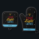 Liebe Light Latkes Black Hanukkah Funny Zitat Ofenhandschuh & Topflappen-Set<br><div class="desc">Liebe Light Latkes Black Hanukkah Funny Quote Oven Mitt & Pot Holder sind total Hipster cool! Mit einer Menorah. Dieses farbenfrohe, humorvolle Sprichwort zeichnet sich wirklich durch den schwarzen Sternennachts-Hintergrund aus. Ein praktisches Geschenk, das sicher ist, dass Ihr Lieblings-Koch Lächeln dieser Chanukah zu machen. Personalisieren Sie mit Ihrem Namen. Brauchen...</div>