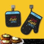 Liebe Light Latkes Black Hanukkah Funny Zitat Ofenhandschuh & Topflappen-Set<br><div class="desc">Liebe Light Latkes Black Hanukkah Funny Quote Oven Mitt & Pot Holder sind total Hipster cool! Dieses farbenfrohe, humorvolle Sprichwort zeichnet sich wirklich durch den schwarzen Sternennachts-Hintergrund aus. Ein praktisches Geschenk, das sicher ist, dass Ihr Lieblings-Koch Lächeln dieser Chanukah zu machen. Personalisieren Sie mit Ihrem Namen. Brauchen Sie Hilfe bei...</div>