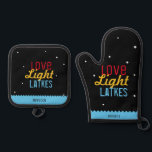 Liebe Light Latkes Black Hanukkah Funny Zitat Ofenhandschuh & Topflappen-Set<br><div class="desc">Liebe Light Latkes Black Hanukkah Funny Quote Oven Mitt & Pot Holder sind total Hipster cool! Dieses farbenfrohe, humorvolle Sprichwort zeichnet sich wirklich durch den schwarzen Sternennachts-Hintergrund aus. Ein praktisches Geschenk, das sicher ist, dass Ihr Lieblings-Koch Lächeln dieser Chanukah zu machen. Personalisieren Sie mit Ihrem Namen. Brauchen Sie Hilfe bei...</div>