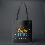 Liebe Light Latkes Funny Hanukkah Bright auf Black Tasche<br><div class="desc">Praktisch und Spaß - die perfekte Kombination, Diese Liebe Light Latkes Black Hanukkah Funny Quote Tasche wird ein festlicher Chanukah-Ton Set, wo immer es geht diese Feiertagssaison! Sicher, Freunde und Familie lächeln zu machen. Das farbenfrohe, humorvolle Sprichwort hebt sich wirklich von der schwarzen Sternennacht ab. Enthält Platz für Ihre Nachricht...</div>