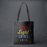Liebe Light Latkes Funny Hanukkah Bright auf Black Tasche<br><div class="desc">Praktisch und Spaß - die perfekte Kombination, Diese Liebe Light Latkes Black Hanukkah Funny Quote Tasche wird ein festlicher Chanukah-Ton Set, wo immer es geht diese Feiertagssaison! Sicher, Freunde und Familie lächeln zu machen. Das farbenfrohe, humorvolle Sprichwort hebt sich wirklich von der schwarzen Sternennacht ab. Enthält Platz für Ihre Nachricht...</div>