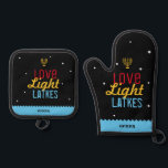 Liebe Light Latkes Hanukkah Funny Hebrew Name Ofenhandschuh & Topflappen-Set<br><div class="desc">Liebe Light Latkes Black Hanukkah Funny Quote Oven Mitt & Pot Holder sind total Hipster cool! Mit einer Menorah. Dieses farbenfrohe, humorvolle Sprichwort zeichnet sich wirklich durch den schwarzen Sternennachts-Hintergrund aus. Ein praktisches Geschenk, das sicher ist, dass Ihr Lieblings-Koch Lächeln dieser Chanukah zu machen. Personalisieren mit einem hebräischen Namen. [HINWEIS:...</div>