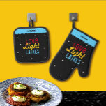 Liebe Light Latkes Hanukkah Funny Hebrew Name Ofenhandschuh & Topflappen-Set<br><div class="desc">Liebe Light Latkes Black Hanukkah Funny Quote Oven Mitt & Pot Holder sind total Hipster cool! Dieses farbenfrohe, lustige Sprichwort hebt sich wirklich von der schwarzen Sternennacht ab. Ein praktisches Geschenk, das sicher ist, um Ihren Lieblings-Koch Lächeln diese Chanukah / Hanukkah zu machen. Personalisieren mit einem hebräischen Namen. [HINWEIS: Um...</div>