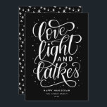 Liebe Light und Latkes auf Black Hanukkah Feiertagskarte<br><div class="desc">Diese festliche Hanukkah-Karte zeichnet sich durch ein Schwarz-Weiß-Farbschema aus,  zusammen mit dem handgeschriebenen Satz "Liebe light and latkes",  geschrieben in Drehbuch. Die Kartenrückseite hat ein koordinierendes Muster,  kann aber auch zum Hinzufügen eines Fotos oder einer persönlichen Nachricht verwendet werden.</div>