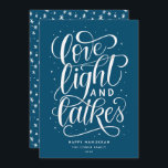 Liebe Light und Latkes Hanukkah Feiertagskarte<br><div class="desc">Diese festliche Ferienkarte enthält den Satz "Liebe light and latkes",  handschriftlich geschrieben. Die Kartenrückseite hat ein koordinierendes Muster,  kann aber auch zum Hinzufügen eines Fotos oder einer persönlichen Nachricht verwendet werden.</div>