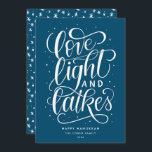 Liebe Light und Latkes Hanukkah Feiertagskarte<br><div class="desc">Diese festliche Ferienkarte enthält den Satz "Liebe light and latkes",  handschriftlich geschrieben. Die Kartenrückseite hat ein koordinierendes Muster,  kann aber auch zum Hinzufügen eines Fotos oder einer persönlichen Nachricht verwendet werden.</div>