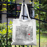 Liebe-Locator | City Map Wedding Welcome Tragetasche<br><div class="desc">Eine lustige Tasche für eine Hochzeit oder andere Anlässe in der schönen Stadt Denver, Colorado. In dieser Tasche befindet sich eine übergeordnete Stadtkarte des Stadtzentrums in einem schwarzen Rahmen. An der Spitze befindet sich ein kurzer Begrüßungsgruß und der Name der Stadt. Auf der unteren Seite befinden sich die Längen- und...</div>