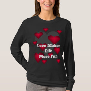 Liebe macht das Leben lustiger Liebende Herzen T-Shirt