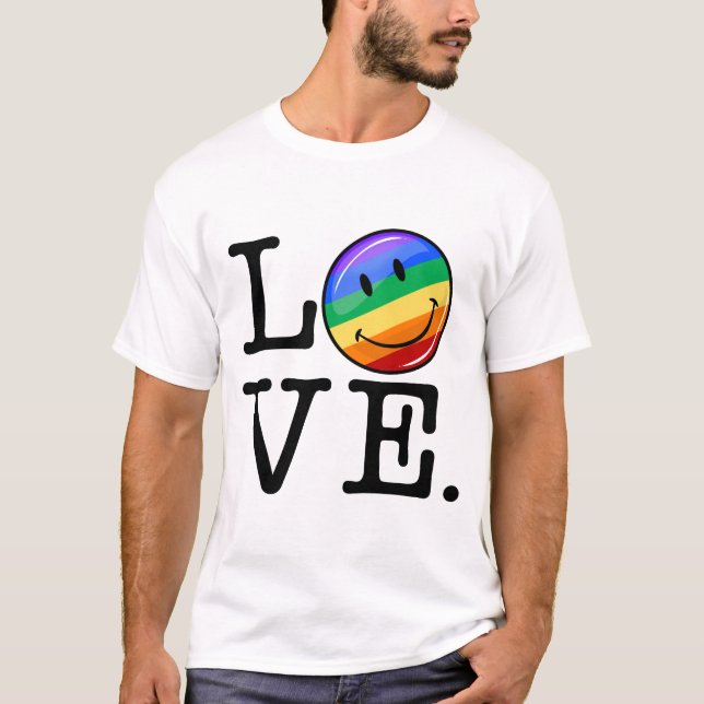Liebe mit einer glücklichen Regenbogen-Flagge T-Shirt (Vorderseite)