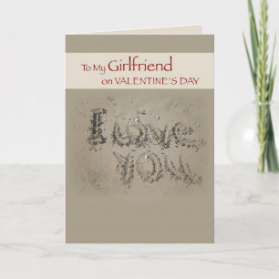 Liebe mit Freundin, die du in Sand Valentins Feiertagskarte