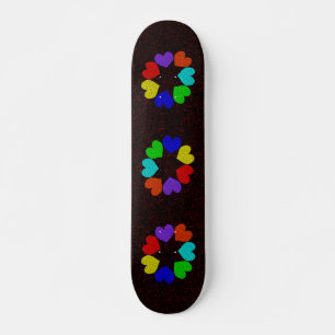 Liebe mit Regenbogen-Blumenblättern Skateboard