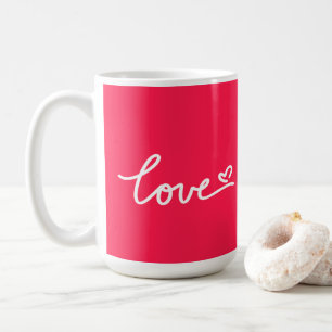 Liebe mit weißem Text auf rosa Kaffeetasse
