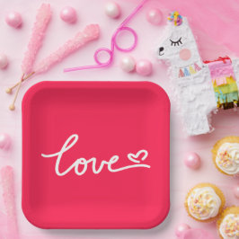 Liebe mit weißem Text auf rosa Pappteller