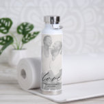 Liebe Modernes Chic Calligraphy Einfaches Hochzeit Trinkflasche<br><div class="desc">Einfache Wasserflasche aus Foto mit "Liebe" in Kalligrafie,  mit Ihren Namen und Hochzeitstag über Ihr Lieblingsbild. Ein minimalistisches Design mit schicker Typografie für eine elegante Touch,  ideal für ein Hochzeitsgeschenk oder für ein frisch verheiratetes Paar zum ersten Jubiläum.</div>