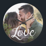 Liebe Modernes, einfaches Skript Elegante Keepake Große Wanduhr<br><div class="desc">Elegante moderne Hochzeitssache für Neugeborene,  Valentinstag,  Jubiläen,  zeigen Ihre Lieblingshochzeit oder Verlobung-Foto mit moderner Skriptkalligraphie,  die LIEBE über Ihre individuelle Name und gehen über einen dunklen Farbverlauf,  um die Typografie hervorzuheben.</div>