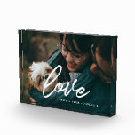 Liebe - modernes Typografie-Overlay-Paar Fotoblock<br><div class="desc">Zeigen Sie Ihre Lieblingsfotos mit diesem modernen Foto-Block,  mit dem Wort Liebe in einem wunderschönen Textüberlagerungsformat. Sie können die Farbe und Größe des Textes ganz einfach ändern,  um es Ihrem Bild anzupassen.</div>