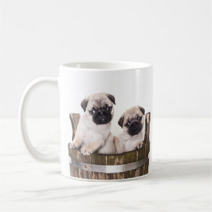 Liebe Möpsen Welpen Hunde in Holzkiste Barrel Kaf Kaffeetasse