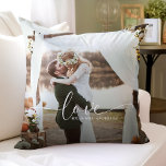 Liebe Mr. und Mrs. Wedding Foto Kissen<br><div class="desc">Feiern Sie Ihre Liebe mit unserer Liebe Mr. und Mrs. Wedding Foto Throw Kissen,  mit zwei personalisierten Fotos und einem eleganten Design. Dieses Kissen eignet sich besonders für Neuvermählte oder Hochzeitsfeiern,  um Ihre Lieblingsaufenthalte zu präsentieren und Ihre Zuhause-Dekoration um eine besondere Touch zu bereichern!</div>