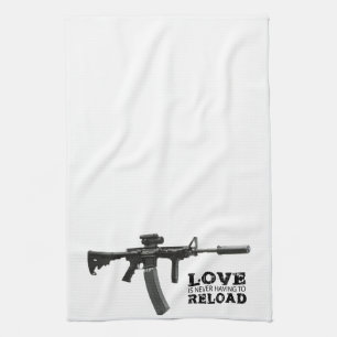 Liebe muss nie AR-15 neu laden Küchentuch