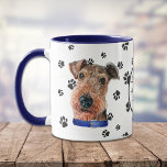 Liebe My Airedale Terrier Dog Pawprint Tasse<br><div class="desc">Diese Tasse für den Besitzer des Airedale Terrier Dog zeigt ein Aquarellportrait eines Künstlers, der ein wunderschönes Airedale Terrier mit blauem Kragen trägt. Das Bild wird zweimal gedruckt, und dazwischen ist ein oval mit dem schwarzen Text, der "Liebe meine Airedale Terrier" sagt. Die Oval- und Hundebilder werden auf einem weißen...</div>
