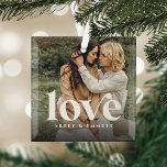 Liebe Overlay Benutzerdefiniertes Foto und Namen Ornament Aus Glas<br><div class="desc">Erschaffen Sie einen süßen Saft Ihrer Hochzeit,  Flitterwochen oder besonderen Augenblick mit diesem schönen,  maßgeschneiderten Ornament. Fügen Sie ein beliebtes Hochzeit- oder Verlobung-Foto mit "Liebe" überlagert in klassischen weißen Schriften,  und Ihre Namen darunter.</div>