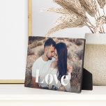 Liebe Overlay Personalisierte Paare Foto Fotoplatte<br><div class="desc">Mit dieser hübschen Foto-Plakette,  die sich perfekt für Paare eignet,  können Sie Ihre Hochzeit,  Flitterwochen oder einen besonderen Augenblick genießen. Fügen Sie ein beliebtes horizontales Foto hinzu und passen Sie Ihre Namen unten an. "Liebe" erscheint als weißes Textüberlagerungsbild in modernen Schriften.</div>
