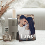 Liebe Overlay Personalisierte Paare Foto Fotoplatte<br><div class="desc">Mit dieser hübschen Foto-Plakette,  die sich perfekt für Paare eignet,  können Sie Ihre Hochzeit,  Flitterwochen oder einen besonderen Augenblick genießen. Fügen Sie ein beliebtes vertikales Foto hinzu und passen Sie Ihre Namen ganz unten an. "Liebe" erscheint als weißes Textüberlagerungsbild in modernen Schriften.</div>
