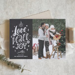 Liebe Peace and Joy Chalkboard Weihnachts-Foto Feiertagskarte<br><div class="desc">Liebe,  Frieden und Freude. Mit dieser individuell gestaltbaren Urlaubskarte senden Sie Ihren Familie und Freunden Urlaubswünsche. Es ist mit rustikalen Handschriften und einem Imitat-Chalkboard-Hintergrund ausgestattet. Diese Weihnachtskarte ist in anderen Kartenstilen erhältlich.</div>